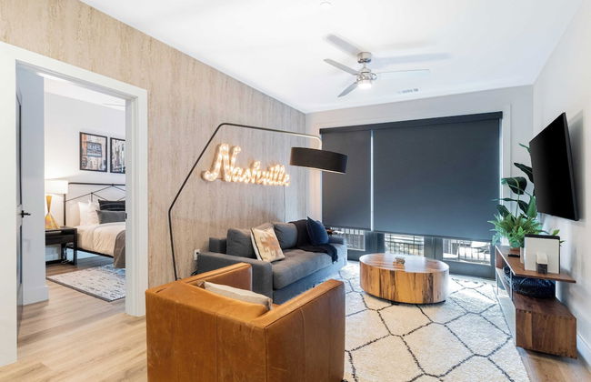 Astra Modern Midtown Retreat With Pool, Gym, & Steps to Dining & Broadway - Foto 16