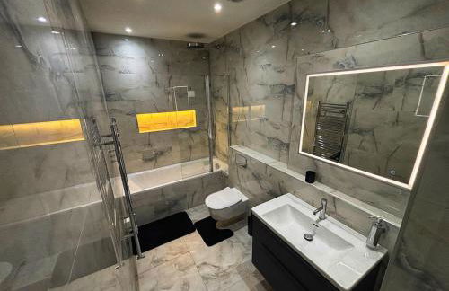 Luxury 1BR Modern Flat in London W7 with Terrace & Private Parking - Foto 4