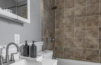 Cozy Home, 19 min to NYC, 3 Car Driveway - Foto 23