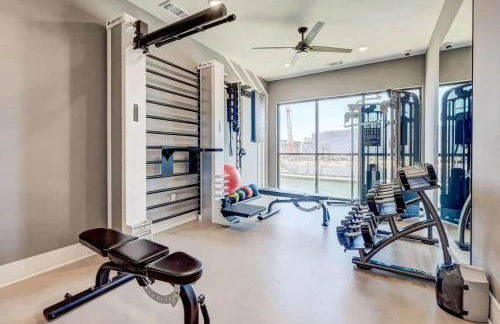 Stunning Lake Views | DART Train | Gym & Pool - Foto 24