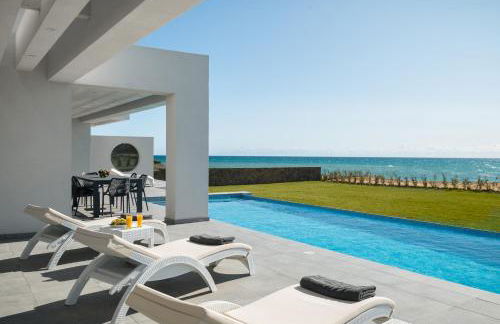 Seafront Villa Nafsika - Private Heated infinity Pool - Direct access to the beach - Play area - Foto 2