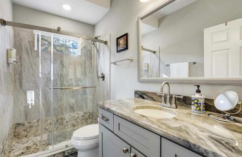 Luxury Retreat with Hot Tub Fire Pit & Forest Views - Foto 38