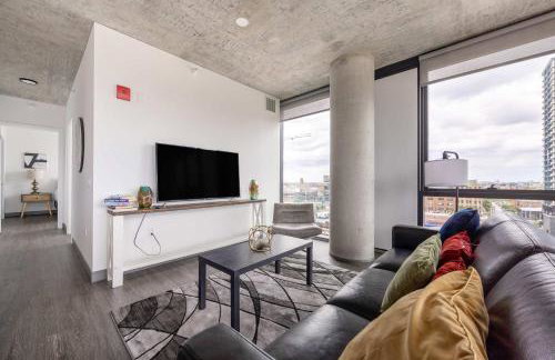 Sophisticated 3BR Suite - New Modern and Luxurious - Photo 3