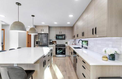 LUXE Hyak Retreat with Sauna, Hot Tub, Game Room, 6BR - Foto 3