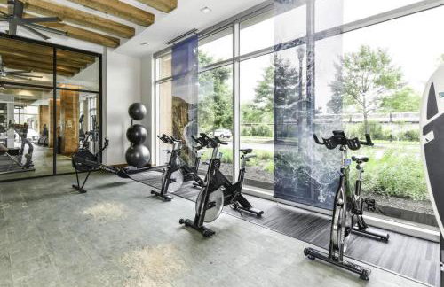 Comfy 2BR Oasis with Scenic Rooftop & Gym - Foto 69