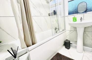 4bedroom Sleeps6 Business ContractorsDiscounts free WiFi - Photo 9