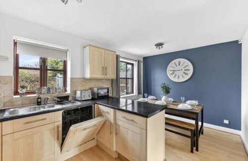 Detached House - Prime Location - Free Parking, Fast Wifi and Smart TVs with Sky TV and Netflix by Yoko Property - Foto 21