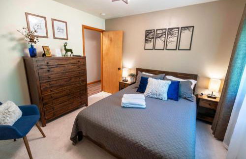 Serenity Falls - Stylish 4Bdr Mountain Retreat, Hot Tub, Pool - Foto 27