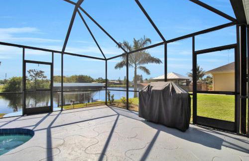 Pet Friendly Canal Front 3-Bedroom Grand Villa with Pool, Linai and Dock - Foto 1