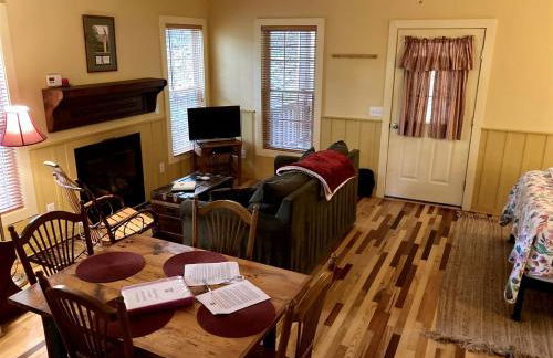 Rustic Cabin on 28-Acre Property in the Foothills of the Blue Ridge Mountains - Foto 6