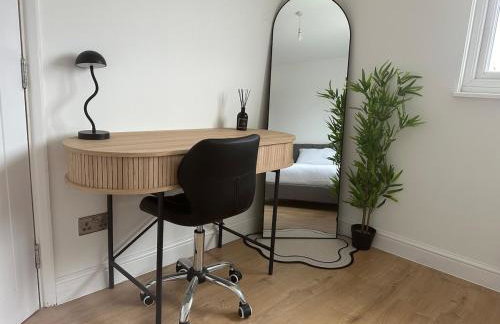 Modern Home with Games Room, Watford - Foto 25