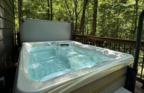 Chic Modern Cabin with Jacuzzi Ideal for Couples in Carbondale, Illinois - Foto 7