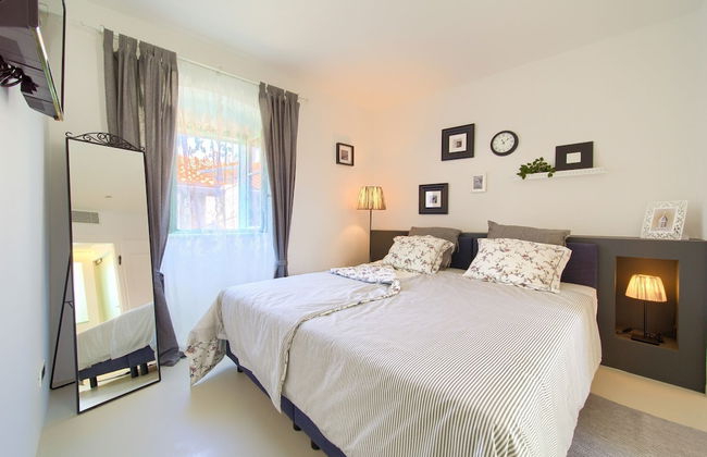 Vibrant and Elegant Downtown Krk Apartments - Photo 15