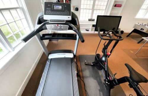 Cottage Retreat - Historic Cottage Home w Home Gym - Photo 20