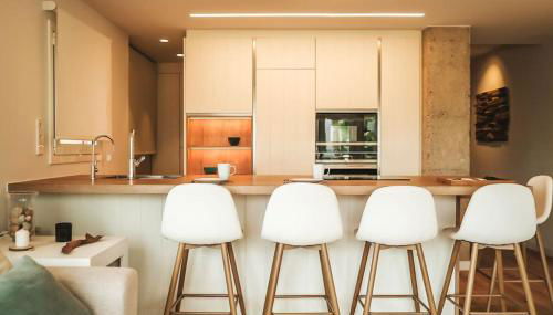 SeaHomes Vacations - Seafront Brand New Apt with PKG - Photo 2