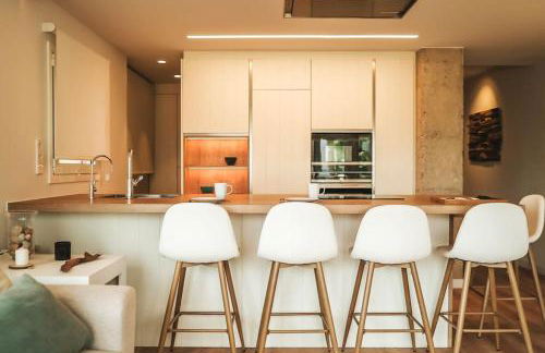 SeaHomes Vacations - Seafront Brand New Apt with PKG - Photo 2