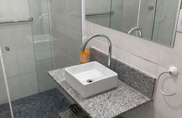 Apartamento Praia das Astúrias, 2 minutos de caminhada para praia, piscina, garagem demarcada, cama Queen - Foto 43