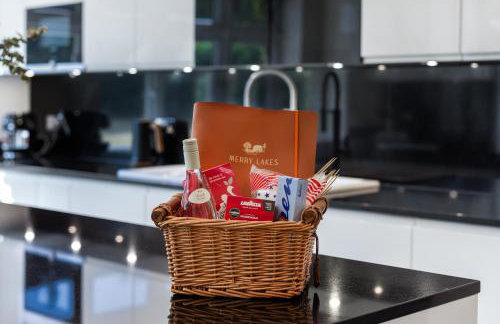 Merry Lakes - Luxury Lakeside Escape with Pool - Just 30 Minutes from London - Foto 10