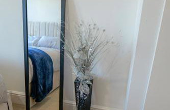 Zeenat Central Bury - Modern 2BR with Free Parking Sleeps 6 - Foto 35