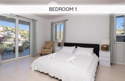 VILLA PHILIPPA - luxurious five-room villa - idyllic location - first row to the sea - spectacular view of the sea bay - unforgettable sunsets - 15 minutes from Supetar ferry port - free parking - private heated pool - Foto 18