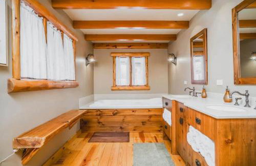 Monthly or Seasonal Large Petite Lake 44 Lakehouse Retreat with Private Pier and Hot Tub secluded Deep in the Woods - Foto 4