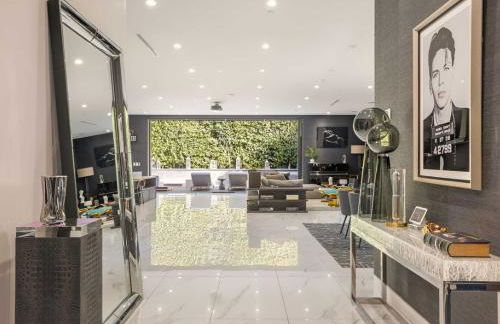 NEW Modern Oasis off Melrose - Rooftop - Pool - Photo 49