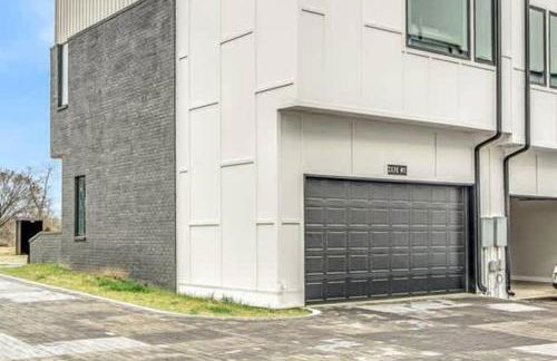 Nash Getaway - Private Rooftop Patio - Sleeps 12 - Foto 25