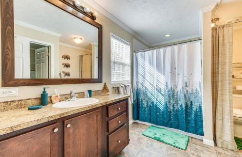 Near Hiking! Mtn-View Midway Home with Deck - Foto 11