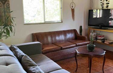 Casa com rio privado passando na frente e cercada por belas montanhas e piscina natural Estrada pavimentada até o estacionamento - Foto 16