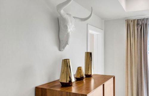 Bywater 2BR w Pool, Gym & King Beds - Foto 39