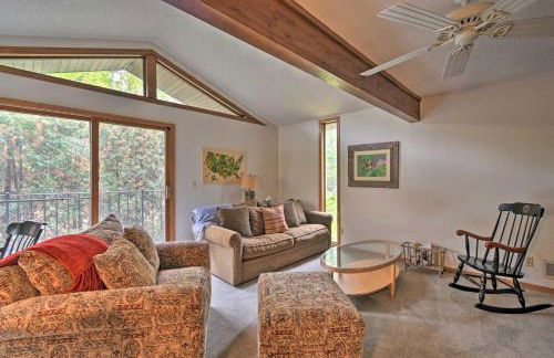 Spacious Lakehouse with Deck, Kayaks, and Dock! - Foto 12