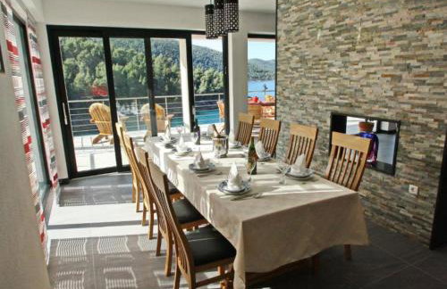 Beachfront Luxury Villa with Private Pool & Stunning Sea Views - Photo 21