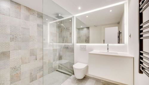 Luxury 5-Bedroom Townhouse in Puente Romano - Foto 3, towels, Shower