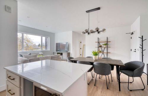 The Cascadia Retreat - Luxury Home - 90 WalkScore - Photo 14