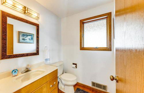 Serene La Conner Retreat with Fireplace and Deck! - Foto 13