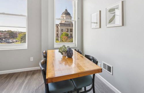 Rustic-Industrial Loft with Courthouse Views apts - Photo 11