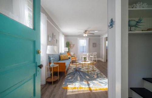 Serene Beachy Bungalow with Large Screened Porch! - Foto 10