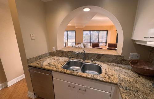 Luxurious and Spacious 2-Bedroom Condo Unit Downtown San Diego in the Heart of the Gaslamp Quarter - 30-Day Min recommended - 14-Day Min acceptable - Foto 8