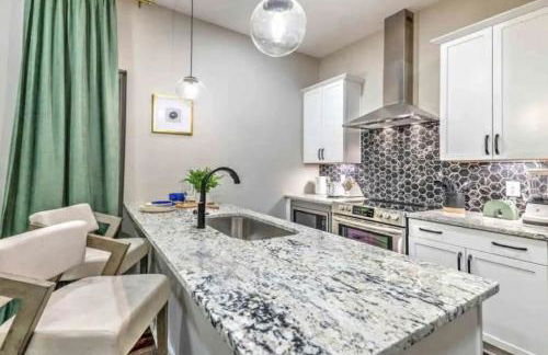 Luxury four-story Home, Rooftop Deck with views, PingPong! Sleeps 12! - Photo 13