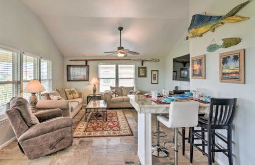 Unwind Poolside, Walk to Beach! Galveston Retreat - Foto 8