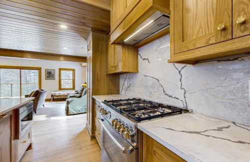 Less Than 1 Mi to Lake George! Family Retreat with Deck - Foto 12