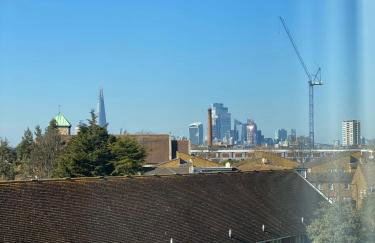 Bright, Spacious, modern Interior Decor 2 bedrooms Apartment with amazing views - Photo 21