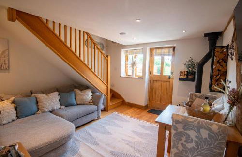 Apple Tree Cottage - Cosy 2 Bed with Deluxe HOT TUB & Log Burner - Photo 5