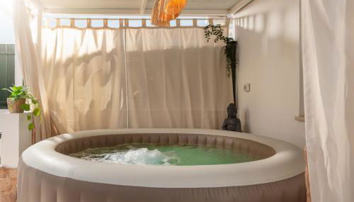 "Linda's Guest House" Beach House with Private Patio & Hot Tub, 3 Min from the Beach - Foto 5