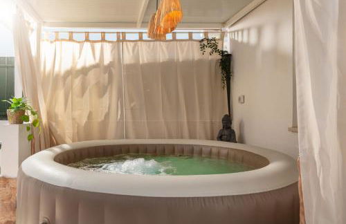 "Linda's Guest House" Beach House with Private Patio & Hot Tub, 3 Min from the Beach - Foto 5