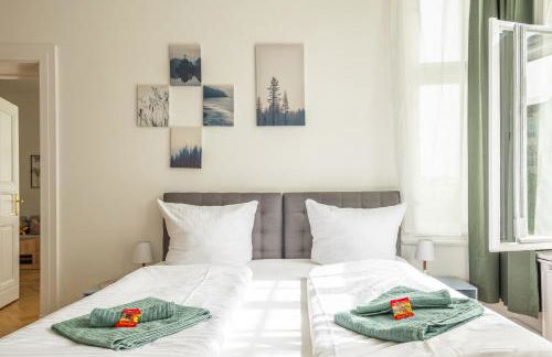 KAISER 02 by ROCKCHAIR Apartments l SUPERHOST Status l 3 Bedrooms Boxspringbeds 2 Bathrooms l Cozy Family & Business Flair 155 sqm 3 Balcony 2nd Floor Elevator up to 10 guests welcomes you! - Foto 52