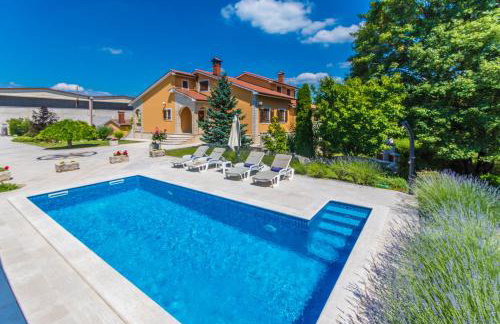 Villa Ritoša, a beautiful pool villa surrounded by greenery - Photo 11
