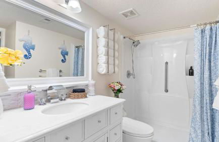 Steps from the Sand Bright Coastal Stay w Pool Access Coastal Hideaway by AvantStay - Foto 19