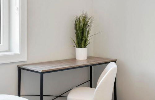 Modern Condo by Med District with Parking & Laundry - Foto 33