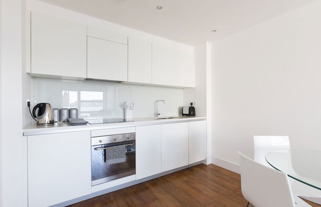Luxury 2-bed Flat, Parking and Close to the Tube - Photo 8